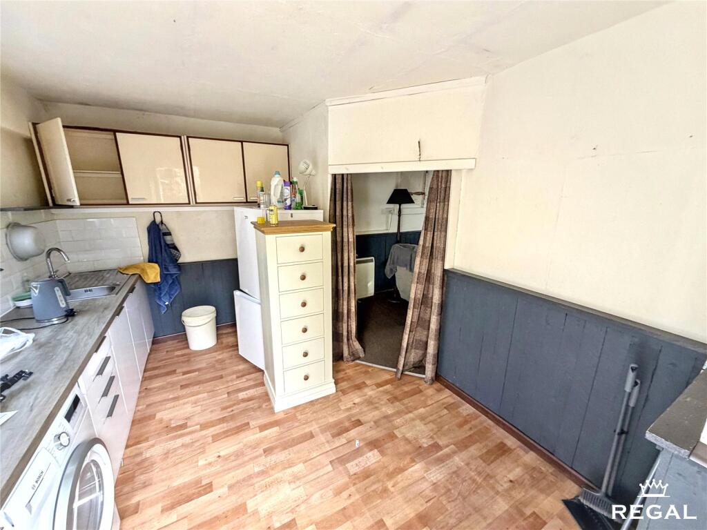 Apartment in Bournemouth, Boscombe - View 3