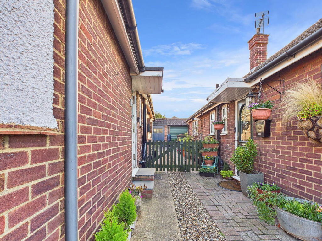 Heath Row, Bishop's Stortford, CM23 5DF photo 3