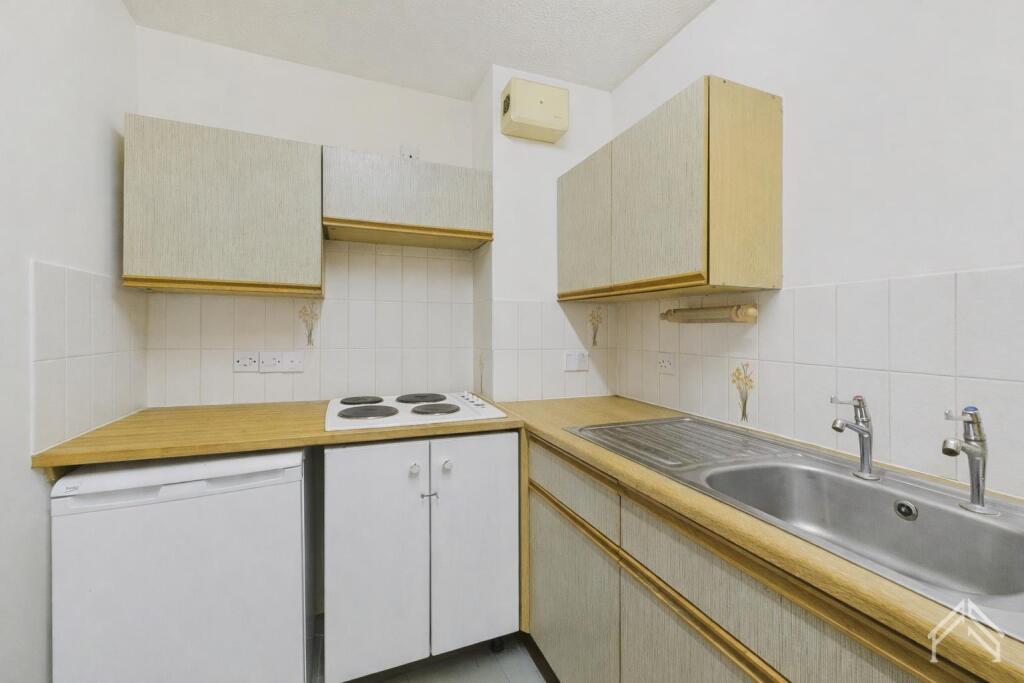 Apartment in St Albans - View 4