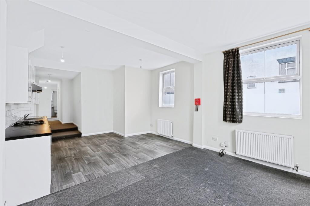 Apartment in Northampton, West Northamptonshire - View 4