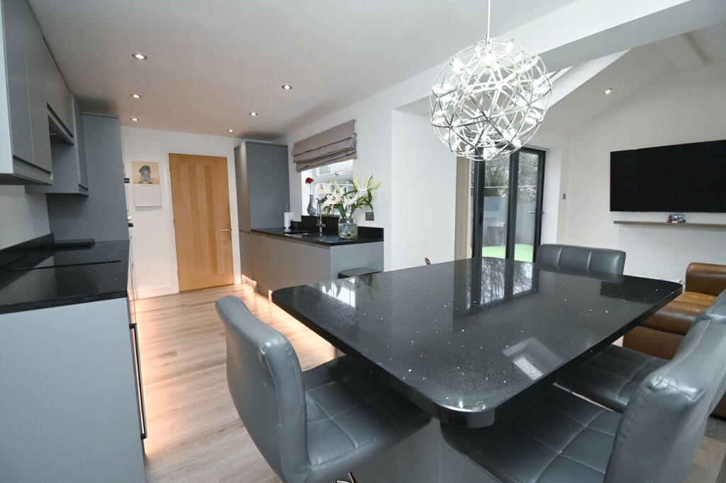 Alford Close, Barnsley, S75 2SB photo 2