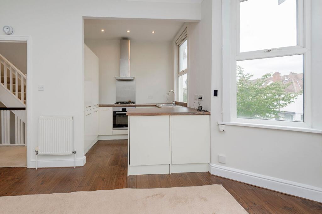 Apartment in London, Brondesbury Park, Brondesbury - View 3