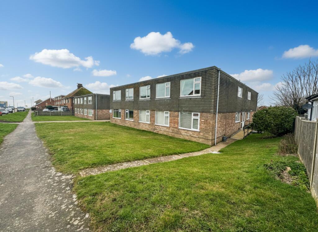 2-bed flat on Greenacres, Central Avenue, Telscombe Cliffs, BN10 7LY, £209,950