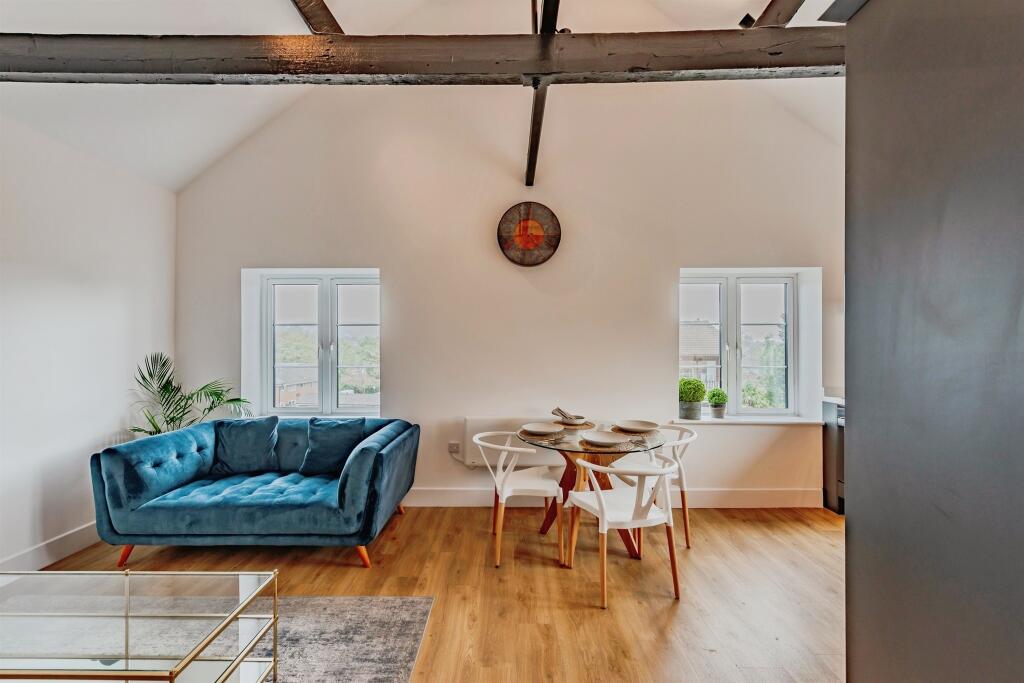 Apartment in Redhill, Reffles Bridge, Earlswood - More