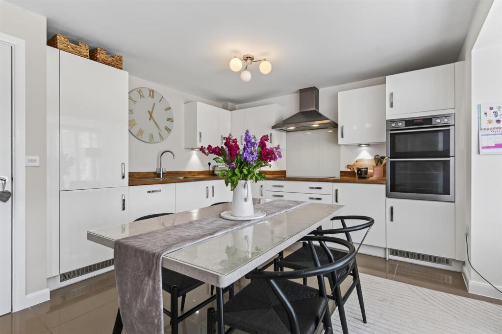 House in Lower Harlestone, Harlestone Manor - View 5