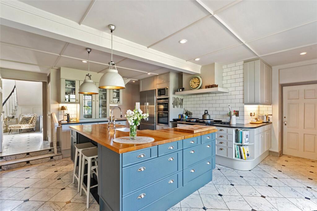 Ashendene Road, Bayford, Hertfordshire, SG13 photo 4