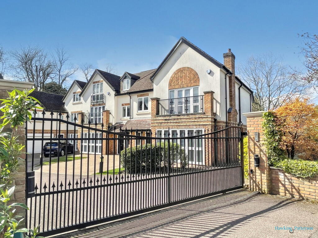 Main image of property: 12 Oakland Close (Off Hampton Lane), Solihull, B91 2QB