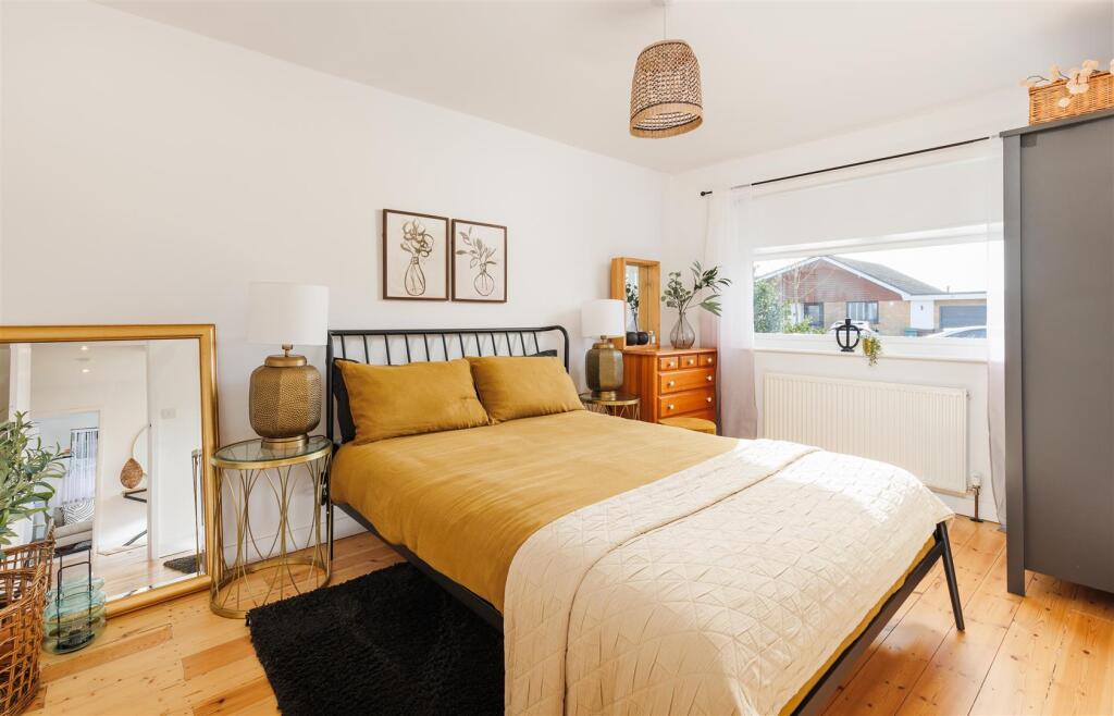 CLOSE TO BEACH - Culver Way, Sandown - View 4