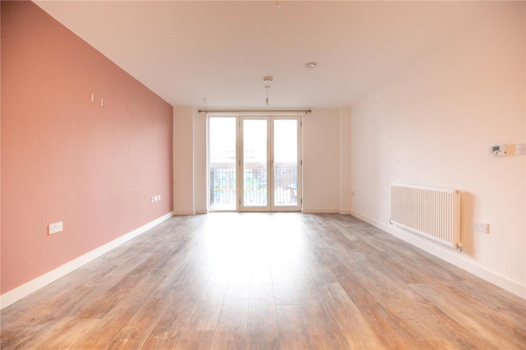2-bed flat on Dean Street, Bristol, BS2, £130,000