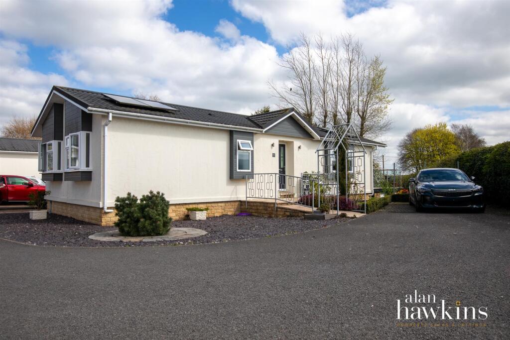 2-bed caravan on Lillybrook Estate, Lyneham, Chippenham, £260,000