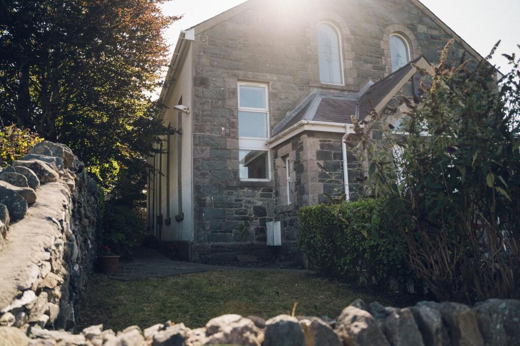 2 Tai Capel Salem, Llanllechid photo 4