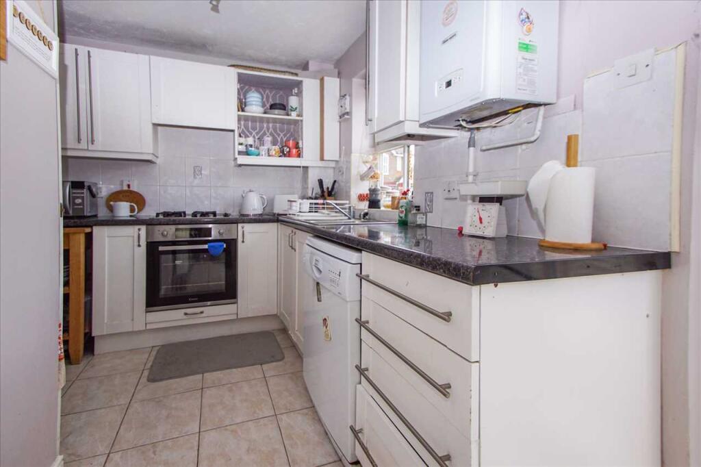 Plaines Close, Cippenham, Slough photo 3