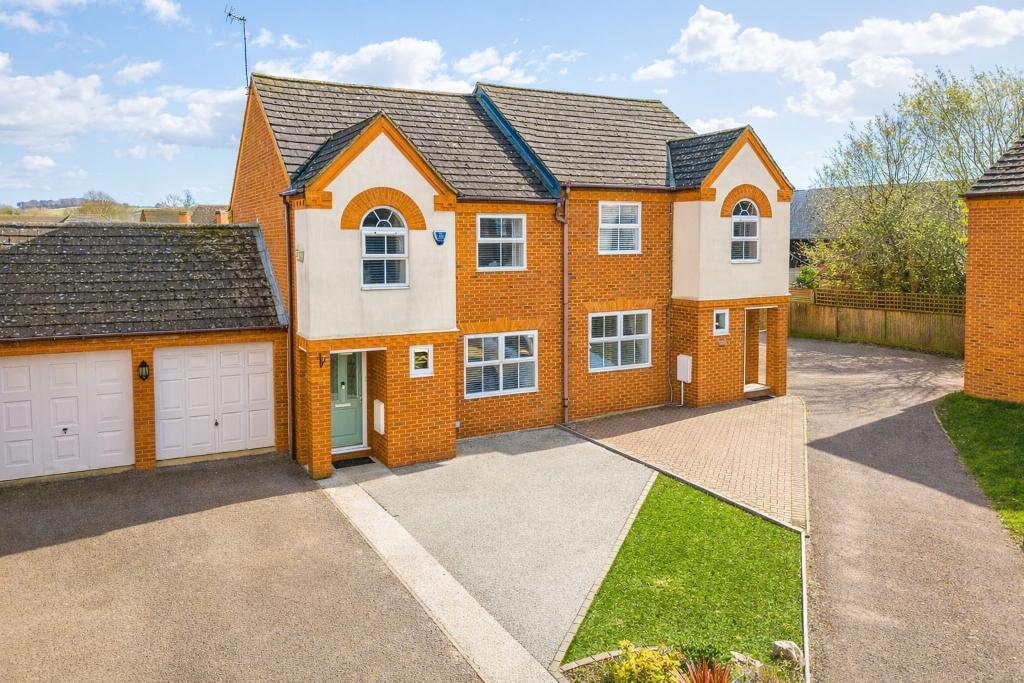 Main image of property: Brazier Close, Barton-Le-Clay, MK45 4RW
