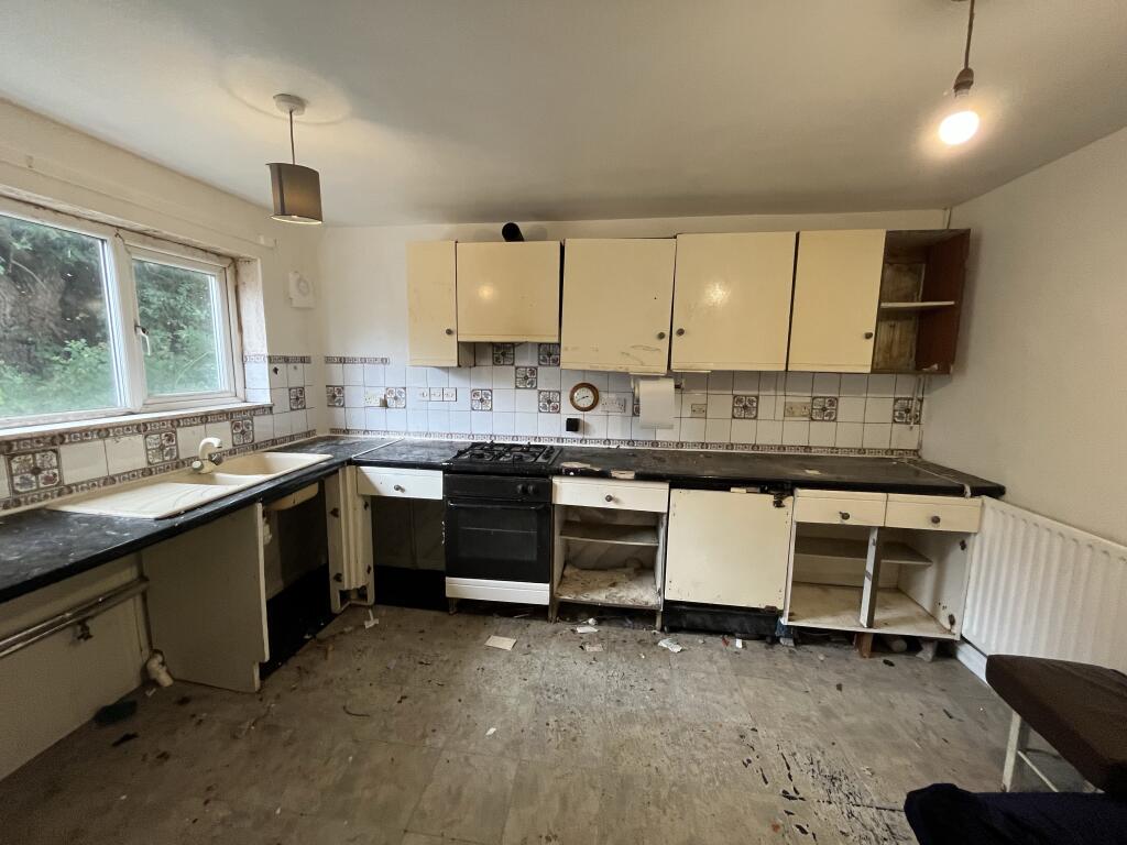 324 Whinney Hill Park, Brighouse, West Yorkshire HD6 2PU photo 3