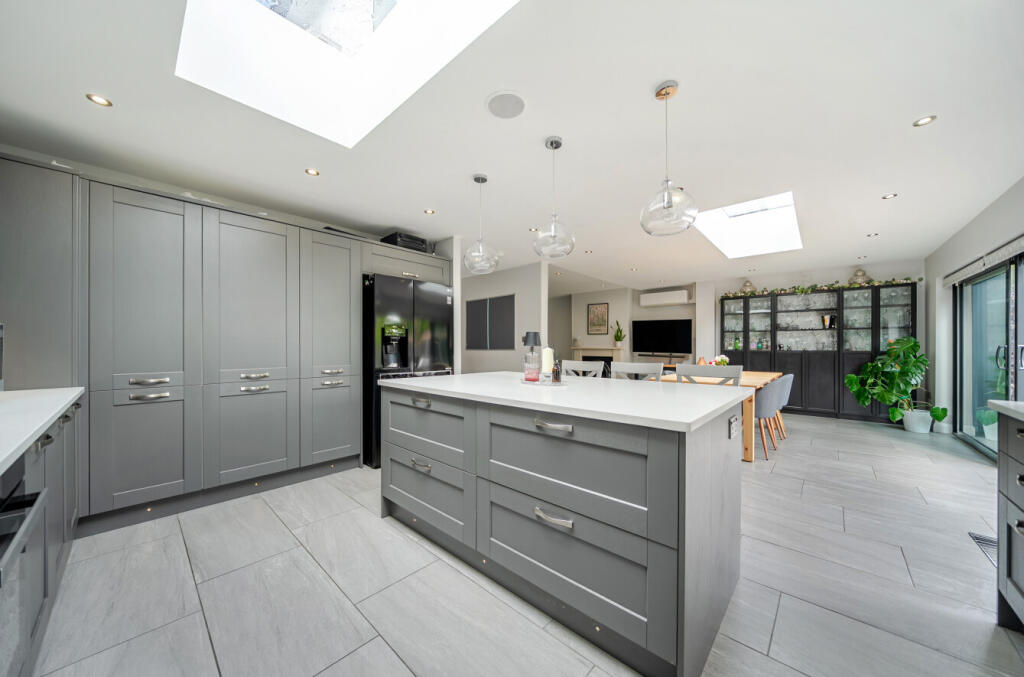 House in Orpington, Poverest, St Mary Cray - View 3