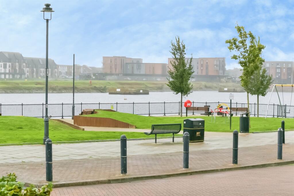 Apartment in Barry - View 5