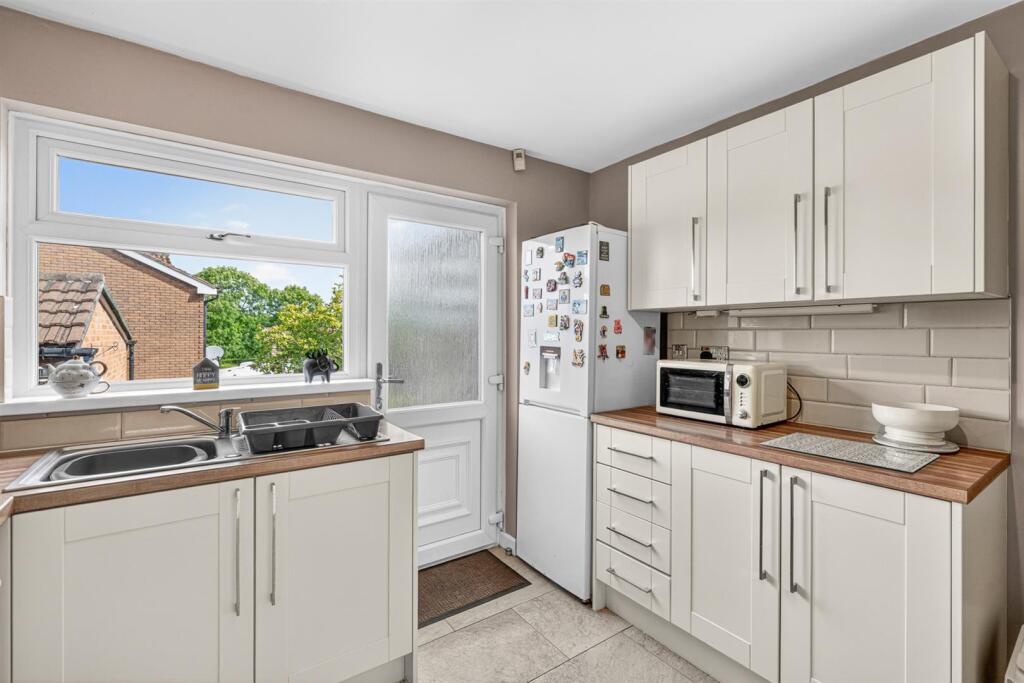 Larch Close, New Inn, Pontypool photo 4