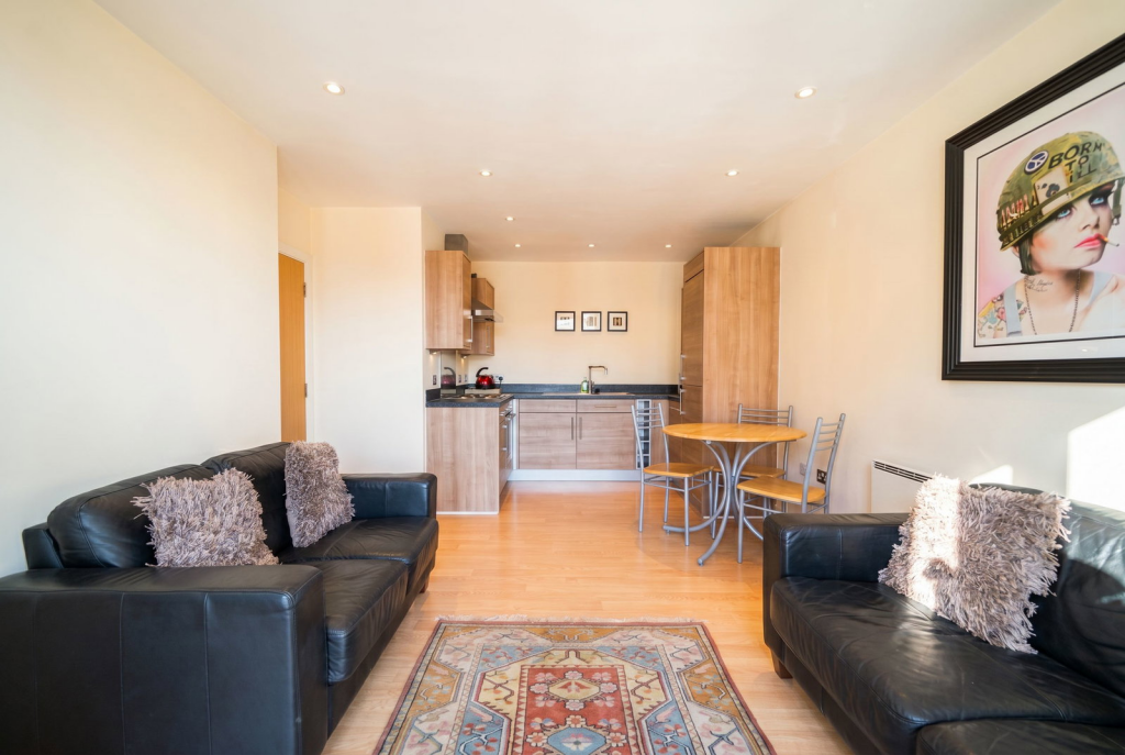 Apartment in Solihull, Dickens Heath - View 3