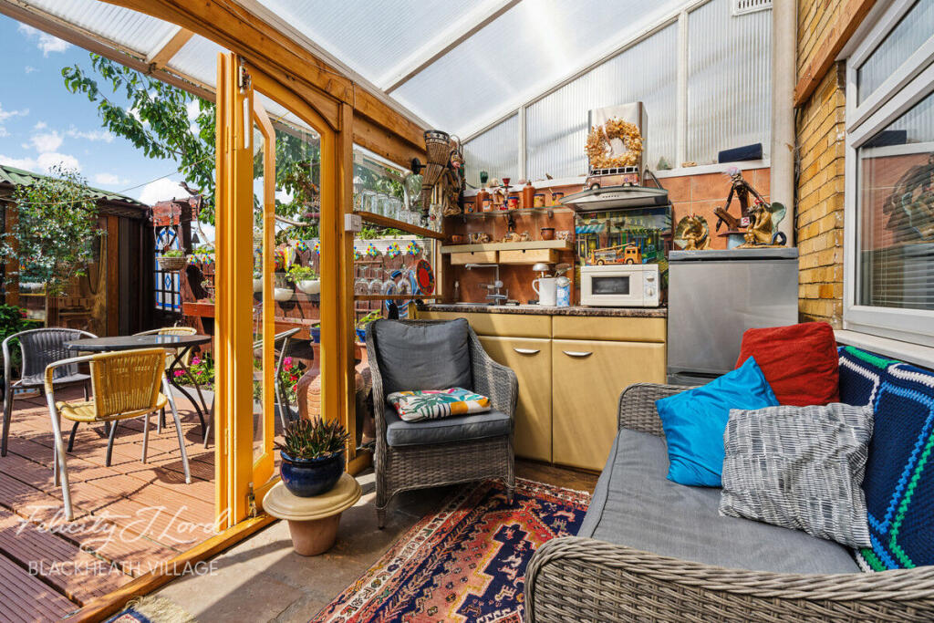 House in London, Redbrick Estate, Grove Park - View 4