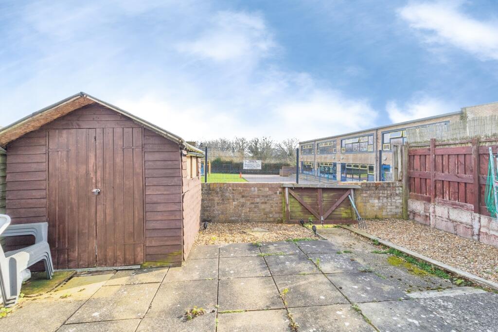 High Trees, Eaglestone, Milton Keynes, Buckinghamshire, MK6 photo 3