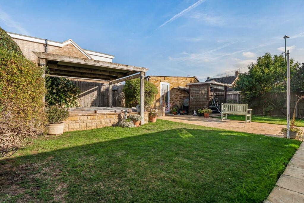 Oakfield Road, Bishops Cleeve, Cheltenham, GL52 photo 2