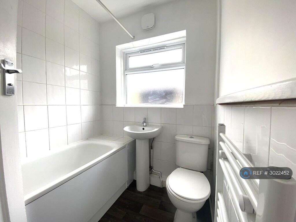 Apartment in Southall - View 3
