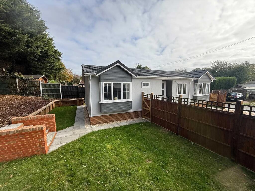 Main image of property: Two Bed Park Home (40x20), Brownfield Gardens, Maidenhead, Berkshire, SL6 2RJ