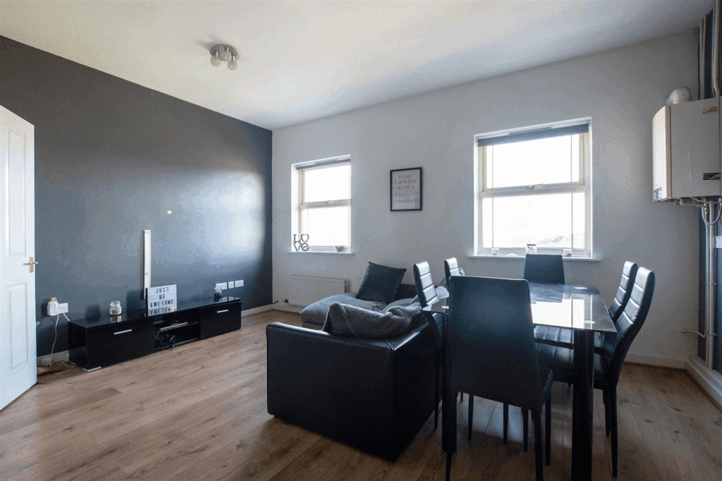 Irthlingborough Road, Wellingborough, NN8 - View 5