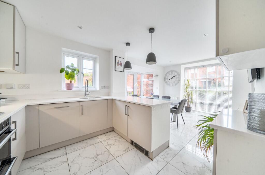 Ifould Crescent, Wokingham photo 3