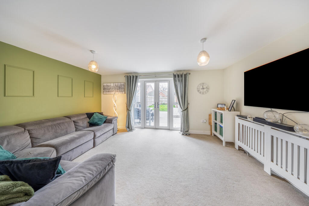 House in Three Mile Cross, Shinfield - More
