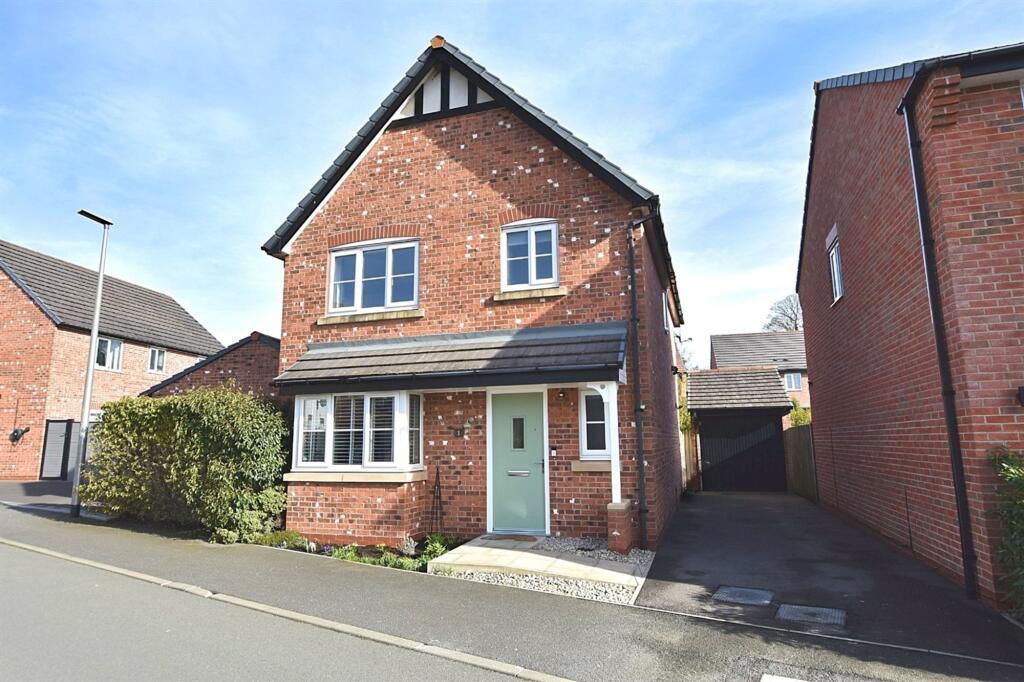 3-bed detached on Dee Avenue, Holmes Chapel, CW4, £360,000