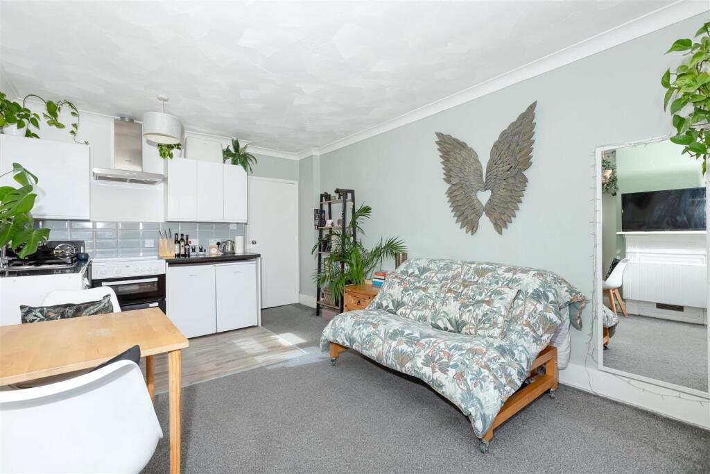 Apartment in Worthing, West Sussex - View 5