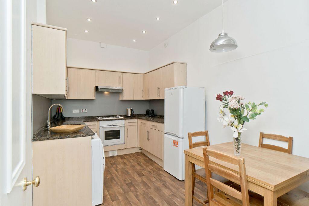 Apartment in Edinburgh, Tollcross - View 5