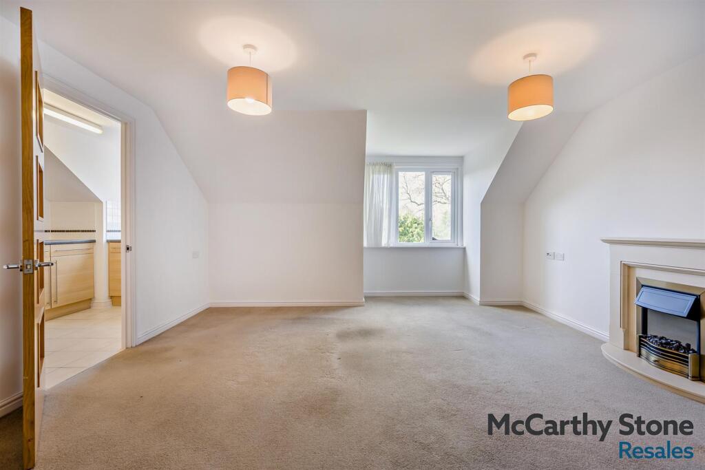 Cherrett Court, Ringwood Road, Ferndown photo 3
