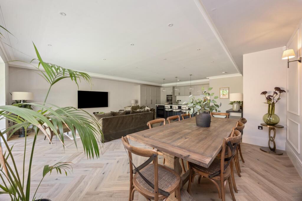 Apartment in Elmbridge, Oxshott - More
