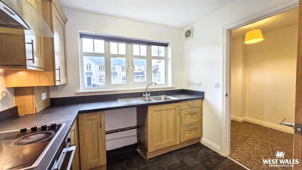 House in Swansea, Johnston - More