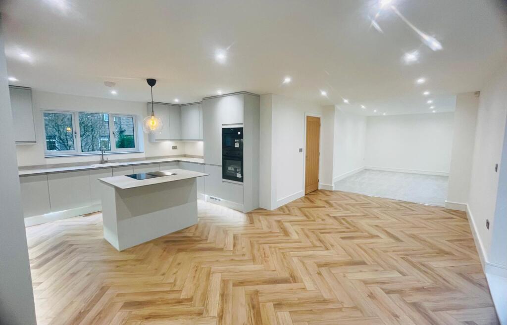 Wood View Lodge, Woodlands Avenue, Thongsbridge, Holmfirth photo 2