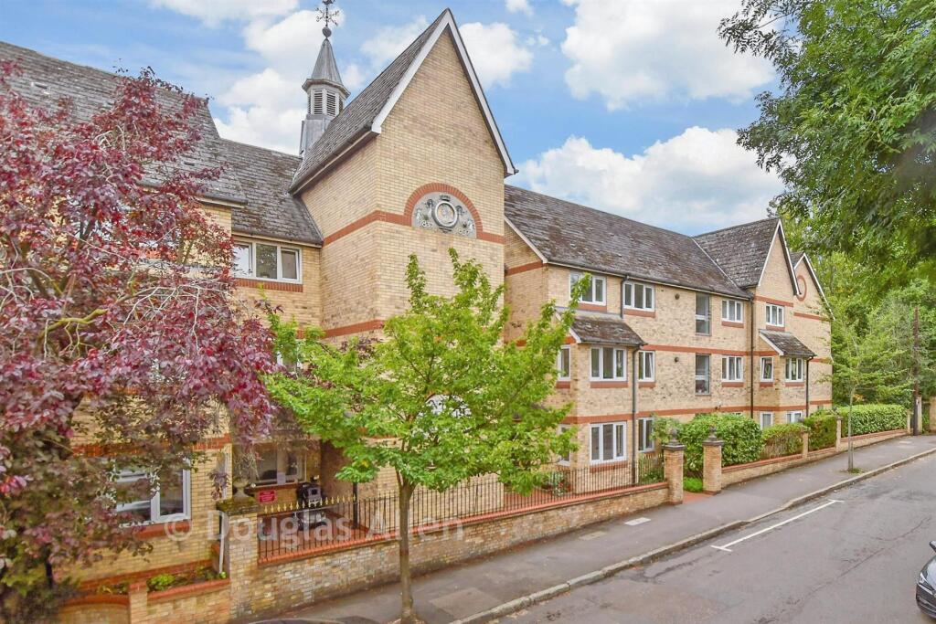 2-bed flat on Grange Avenue, Woodford Green, Essex, £140,500