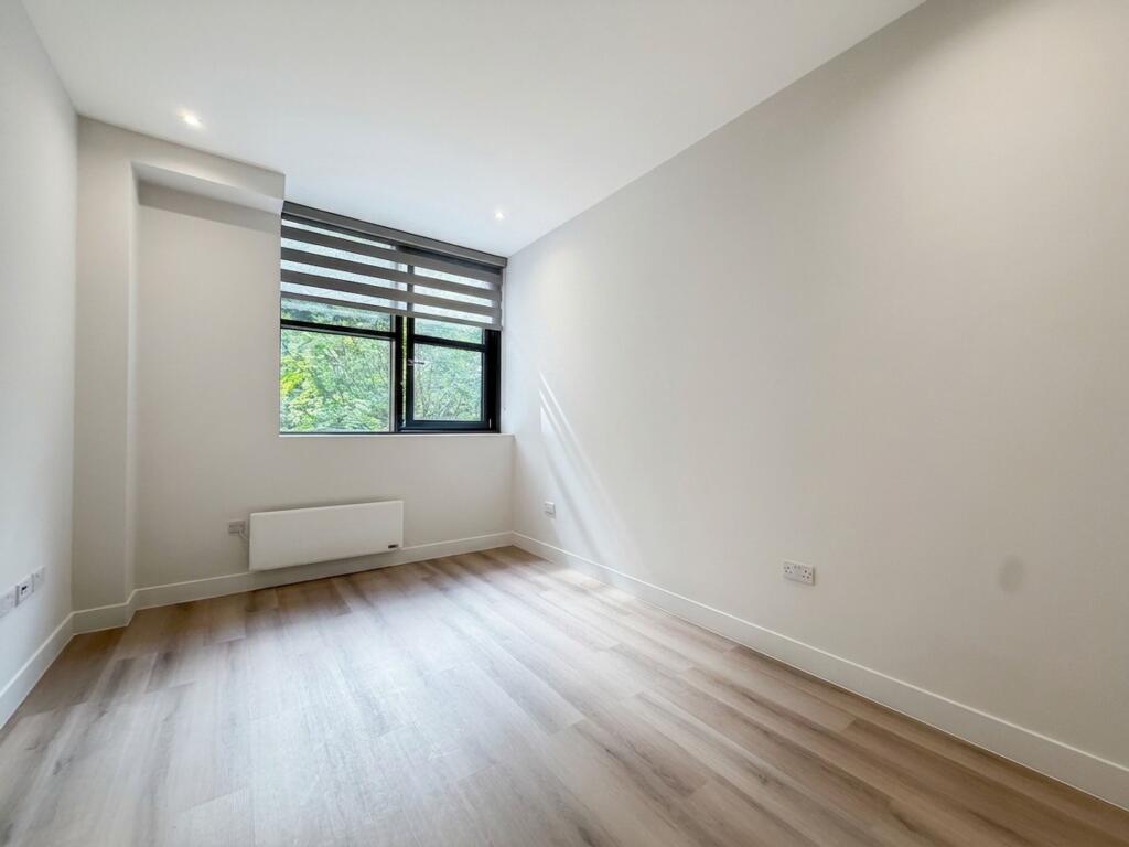 Apartment in Southall - View 4
