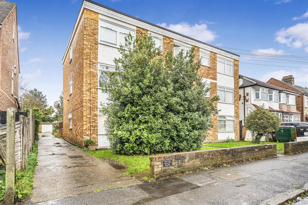 2-bed flat on Hampton Road, Chingford, E4, £300,000