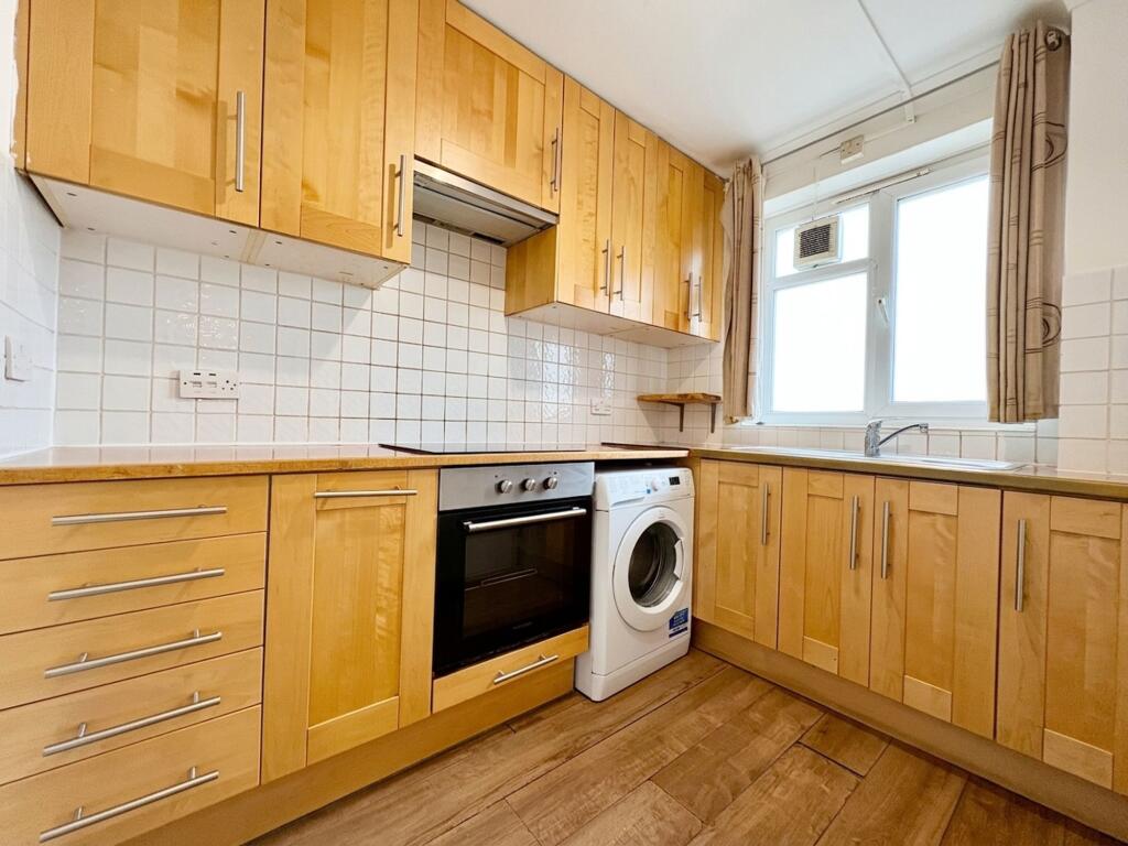 Apartment in London, Queen Caroline Estate, Hammersmith - View 4