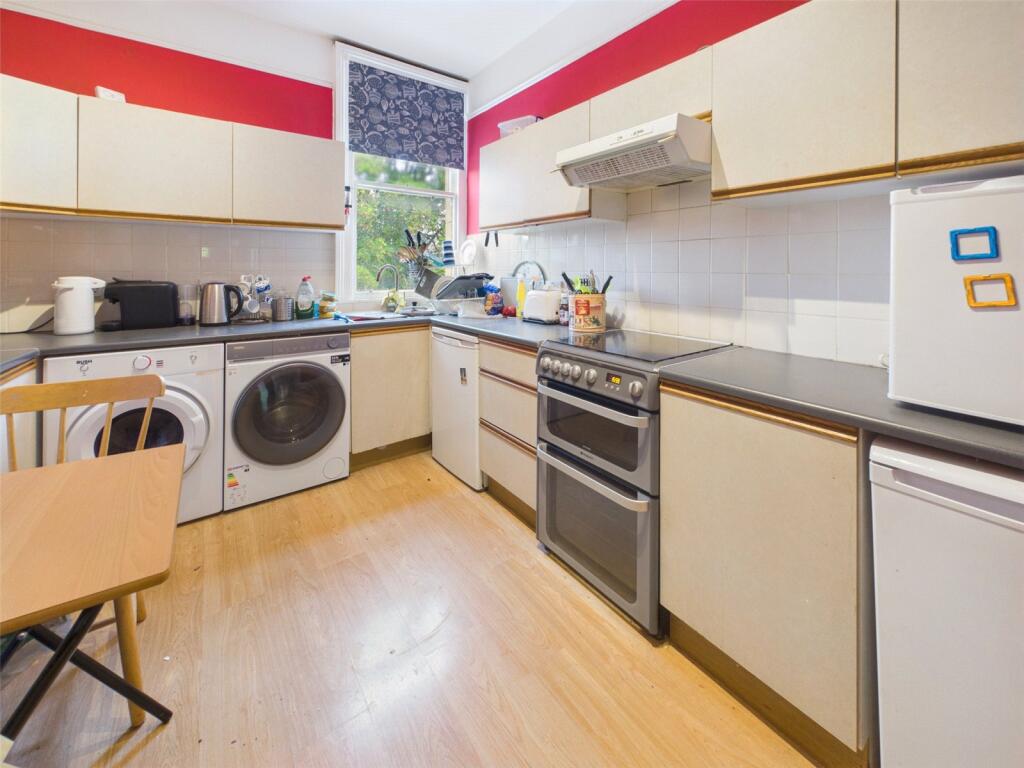 Room 2 - Upstairs Left, Bear Flat, Bath, BA2 photo 5