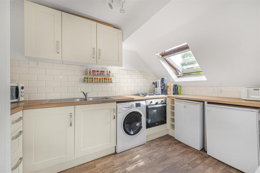 84 Worcester Road, Sutton photo 4