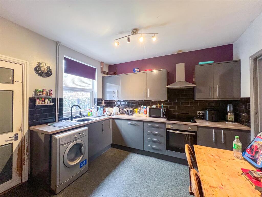House in Staffordshire Moorlands, Leek - View 4
