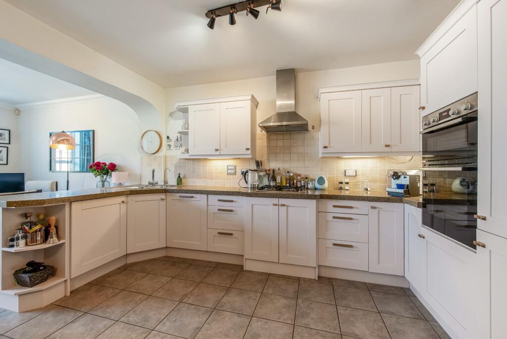 House in Winchester, Hampshire - More