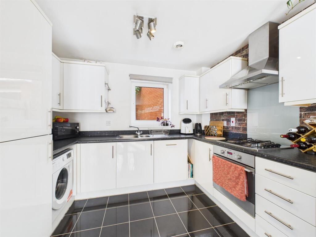 The Warren, Berryfields, Aylesbury photo 3