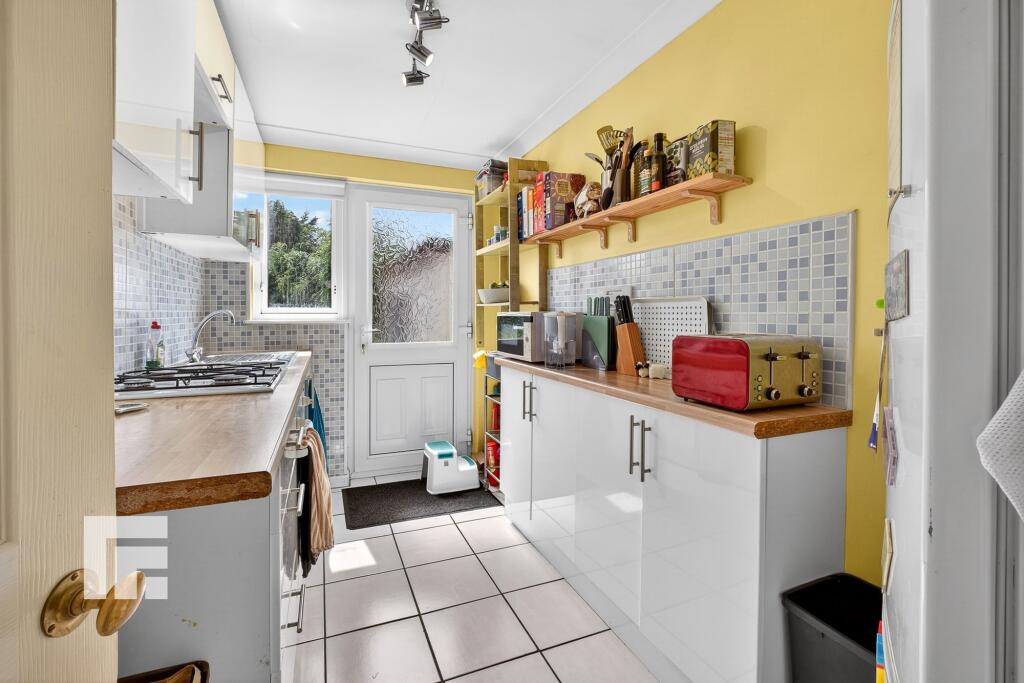 House in Gwaelod-y-garth, Pentyrch - View 3