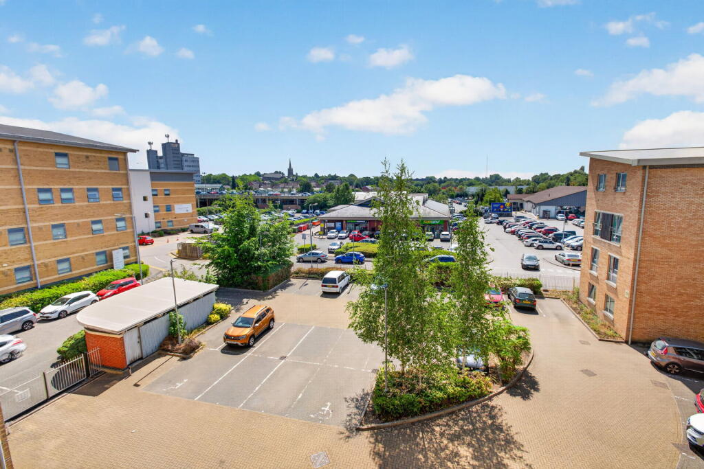 Apartment in Kettering, North Northamptonshire - View 3