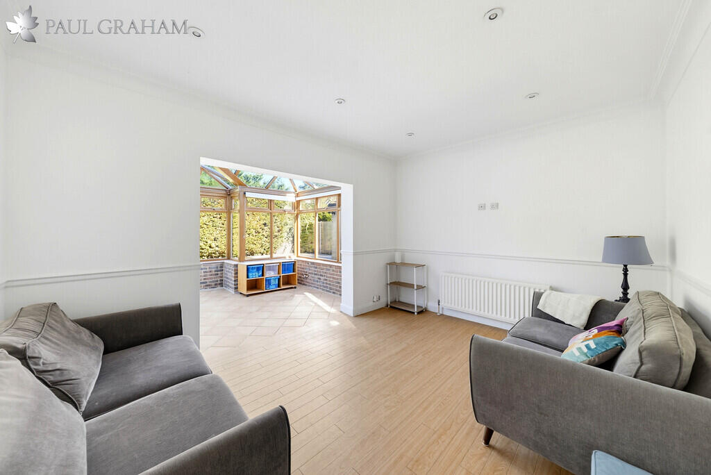 House in London, Woodcote Green - View 3