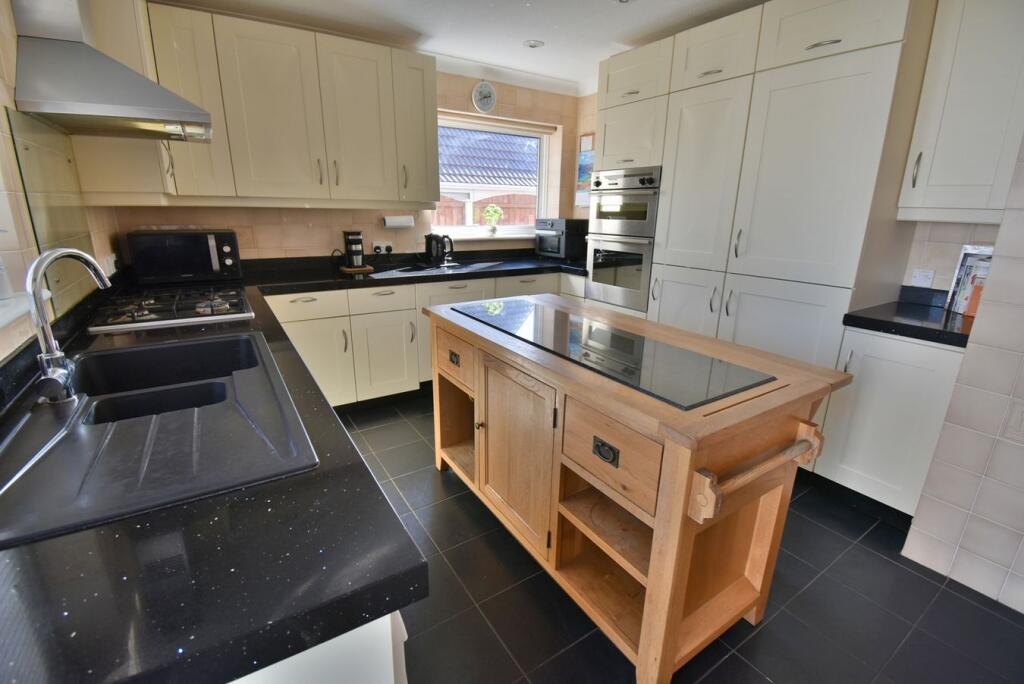 House in Ferndown, Ferndown Town Centre - View 5